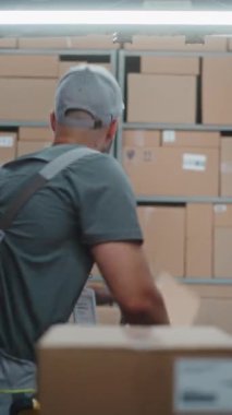 Lojistik Dağıtım Deposu: Çeşitli Çalışanların Karton Kutular, Çevrimiçi Siparişler, E-Ticari Mallar Taşıma Kamyonu. Dijital Tabletli Kadın Yönetici. Teslimat servisi. Dikey Çekim.