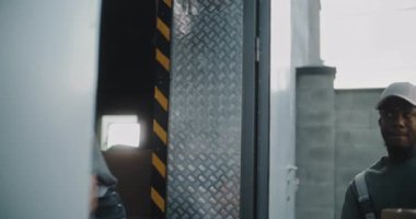 Üniformalı çok ırklı işçiler, Online Siparişler, Satın Almalar ve E-Ticari Ürünlerle Karton Kutuları Boşaltıyorlar. Express Teslimat Servisi, Depo 'da çalışıyorum. Lojistik Perakende Deposu 'nun dışında.