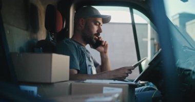 Profesyonel Nakliye Aracı Şoförü Müşteriyle Telefonla Konuşuyor, Evrakları dolduruyor, Dijital Tablet kullanıyor. Çevrimiçi Siparişler, E-Ticaret Ürünleri, Gıda Ekspres Teslimat Servisi 'nde Kurye