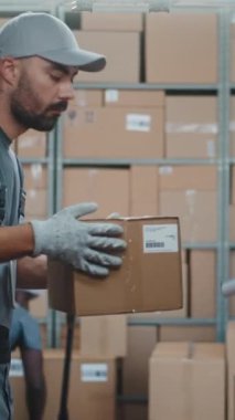 Lojistik Deposu: Çeşitli Çalışanlar Karton Kutular, Çevrimiçi Siparişler, E-Ticaret Malzemeleri ile Teslimat Kamyonu Boşaltıyorlar. Dijital Tablet Barkod Tarayıcı kullanan Kadın Yönetici. Dikey Çekim.