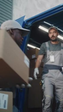 Çoklu Etnik İşçiler Karton Kutuları E-Ticaret Çevrimiçi Siparişlerle Teslimat Kamyonunda Yüklüyor. Kadın Yönetici Tablet Bilgisayar ve Barkod Tarayıcı kullanıyor. Lojistik Deposu 'nun dışında. Dikey Çekim.