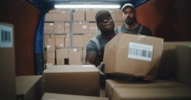 Çoklu Etnik İşçiler Karton Kutuları Çevrimiçi Siparişlerle Tarıyor, E-Ticari Mallar Teslimat Kamyonunda Barkod Tarayıcı kullanarak, Tablet Bilgisayarda Detayları Kontrol Ediyor. Lojistik Perakende Deposu 'nun dışında.