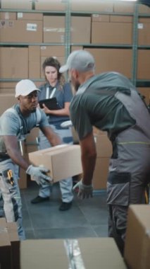 Çoklu Etnik İşçiler Karton Kutuları Çevrimiçi Siparişlerle Yüklüyor, E-Ticaret Malları Teslimat Kamyonu 'nda. Lojistik Perakende Deposu. Kadın Yönetici Tablet Bilgisayar ve Barkod Tarayıcı kullanıyor. Dikey Çekim.