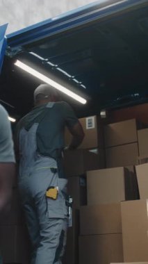 Çok Irklı İşçi Takımı Karton Kutuları Çevrimiçi Siparişlerle, E-Ticaret Malzemeleri Nakliye Kamyonu ile Yüklüyor. Lojistik Perakende Deposu 'nun dışında. Express Teslimat Servisi. Dikey Çekim.