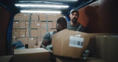 Çoklu Etnik İşçiler Karton Kutuları Çevrimiçi Siparişlerle Tarıyor, E-Ticari Mallar Teslimat Kamyonunda Barkod Tarayıcı kullanarak, Tablet Bilgisayarda Detayları Kontrol Ediyor. Lojistik Perakende Deposu 'nun dışında.