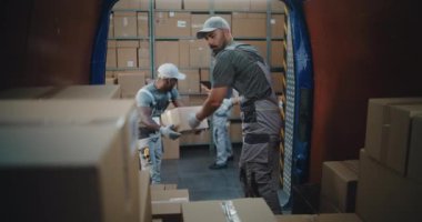 Çoklu Etnik İşçiler Karton Kutuları Çevrimiçi Siparişler, Paketler, Teslimat Kamyonu 'ndan E-Ticari Mallar ile Boşaltıyorlar. Lojistik Perakende Deposu 'nun dışında. Tablet Bilgisayar kullanan Kadın Envanter Yöneticisi.