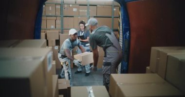 Çoklu Etnik İşçiler Karton Kutuları Çevrimiçi Siparişlerle Yüklüyor, E-Ticaret Malları Teslimat Kamyonu 'nda. Lojistik Perakende Deposu 'nun dışında. Tablet Bilgisayar ve Barkod Tarayıcı kullanan Kadın Yönetici.