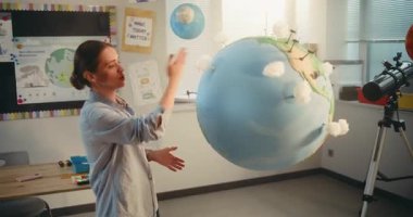 Yenilenebilir Enerji BTMM Sınıfı: Sınıfta Dünya Gezegeni Modelini Kullanarak Bilim ve Enerji Kaynaklarını Açıklayan Kadın Öğretmen. Dünya 'daki Rüzgâr Türbinleri ve Güneş Panelleri' nin minyatür 3D modelleri. Doli Vuruşu.