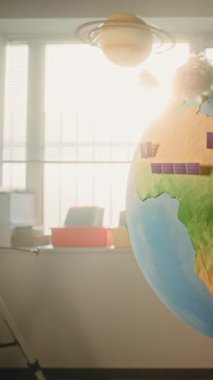 Modern Sınıfta Asılı Minyatür Rüzgâr Türbinleri ve Güneş Panelleri 3D Modelleri ile Dünya. Yenilenebilir Enerji Teknolojileri, Bilim ve Ekoloji Çalışmaları için Dünya Modeli. BTMM Eğitim. Dikey Çekim