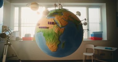 Modern Sınıfta Asılı Minyatür Rüzgâr Türbinleri ve Güneş Panelleri 3D Modelleri ile Dünya. Yenilenebilir Enerji Teknolojileri, Bilim ve Ekoloji Çalışmaları için Dünya Modeli. BTMM Eğitim. Sabit Çekim.