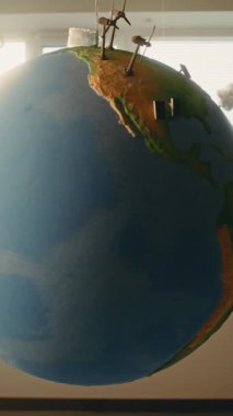 Modern STEM Sınıfı: Minyatür Rüzgar Türbinleri ve Güneş Panelleri Modelleri ile Dönen Dünya Modeli. Yenilenebilir ve Yeşil Enerji Araştırma Teknolojisi Küresi. Dolly Shot. Dikey Çekim.