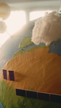 Modern STEM Sınıfı: Minyatür Rüzgar Türbinleri ve Güneş Panelleri Modelleri ile Dönen Dünya Modelinin Kapanışı. Yenilenebilir ve Yeşil Enerji Araştırma Teknolojisi Küresi. Dikey Çekim.