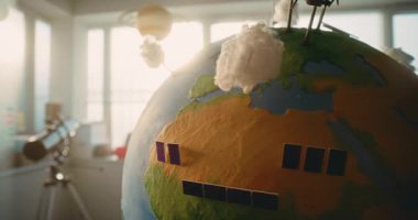 Modern STEM Sınıfı: Minyatür Rüzgar Türbinleri ve Güneş Panelleri Modelleri ile Dönen Dünya Modelinin Kapanışı. Bilim Dersinde Yenilenebilir ve Yeşil Enerji Çalışmaları İçin Dünya.