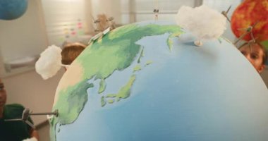 Yenilenebilir Enerji BTMM Sınıfı: Modern Sınıfta 3 boyutlu Rüzgar Türbinleri ve Güneş Panelleri Modelleri ile Dünya Modelini Kapat. İlkokul öğrencileri Dünya 'ya El Yapımı El Yapımı Bulutları Ediyor.