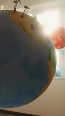 Modern Sınıfta Asılı Minyatür Rüzgâr Türbinleri ve Güneş Panelleri 3D Modelleri ile Dünya. Yenilenebilir Enerji Teknolojileri, Bilim ve Ekoloji Çalışmaları için Dünya Modeli. BTMM Eğitim. Dikey Çekim