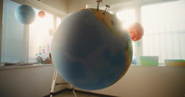 Modern Sınıfta Asılı Minyatür Rüzgâr Türbinleri ve Güneş Panelleri 3D Modelleri ile Dünya. Yenilenebilir Enerji Teknolojileri, Bilim ve Ekoloji Çalışmaları için Dünya Modeli. BTMM Eğitim. Doli Vuruşu.