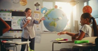 İlkokul kızı, Dünya Modelini Kullanarak Sınıfın Önündeki Yeşil Enerji Kaynaklarını Sunar. Çevre Bilimi dersinde Zeki Çeşitli Çocukları Eğiten Kadın Öğretmenler Dersi. STEM Eğitimi.