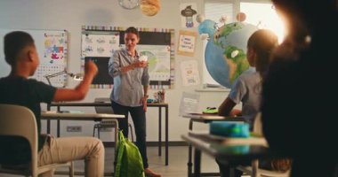 Dünya Gezegeni Modelini Kullanarak Yenilenebilir Enerji Kaynakları 'nı sunan Afro-Amerikan Okul Çocuğu. Modern Sınıfta İlköğretim Öğrencilerine Çevre Bilimi Öğretmenliği.