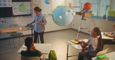 STEM Sınıfı: Sınıftaki İlkokul çocuklarına Bayan Öğretmenlik yapıyor. Öğrenciler, Afro-Amerikan Çocuk, Gezegen Modeli Kullanarak Yenilenebilir Enerji Kaynaklarını Sunuyor. Doli Vuruşu