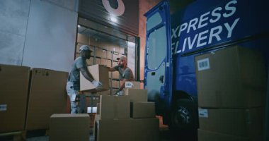 Çok ırklı İşçiler, Karton Kutuları Çevrimiçi Siparişlerle Yüklüyor, Nakliye Aracında E-Ticari Mallar, Geceleri Ekspres Teslimat Servisinde Çalışıyor. Lojistik Perakende Deposu 'nun dışında. Tam Vuruş.