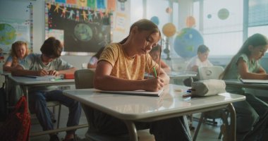 Masalarda oturan ilkokul öğrencileri, Modern Sınıfta Sınav ya da Coğrafya veya Bilim Üzerine Ders Yazıyorlar. Okul Sınavı Sürecinde Genç Kız ve Oğlanları Yürüyen ve Denetleyen Kadın Öğretmenler