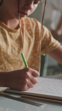 İlköğretim Okulu Yazı Okulu Sınavı, Not Defterinde Görev Yapımı. Sınıfta Sınav Süreci sırasında çeşitli çocukları kontrol eden Masalar Arasında Yürüyen Bayan Öğretmen. Yakın çekim çekim. Dikey Çekim.