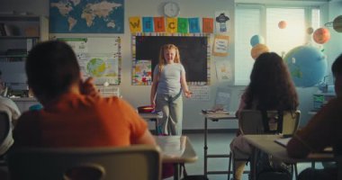 İlkokul öğrencisi Ekoloji Bilgisi 'ni Sınıf Arkadaşları ve Bayan Öğretmen' in önünde gösteriyor. Modern Sınıfta Çevre Bilimi Dersinde Masalarda Oturan Zeki Çocuklar. STEM Eğitimi.