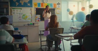 Çevre Bilimi Dersi: Modern Sınıfta Ekolojiyi Zeki Çocuklar İçin Eğiten Kadın Öğretmen. İlkokul çocuğu, 