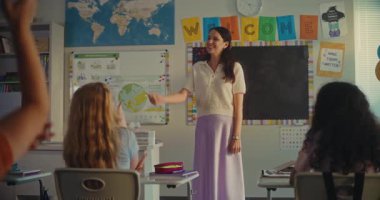 Modern Sınıfta Çevre Bilimi Dersinde Genç Öğrenciyi Kurula Çağıran Bayan Öğretmen. İlkokul çocuğu sınıfın önünde ekoloji bilgisi sergiliyor. STEM Eğitimi.