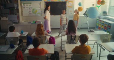 STEM Yenilenebilir Enerji Sınıfı: İlkokul öğrencileri Sınıf Arkadaşları ve Kadın Öğretmenler Odası Önündeki Enerji Kaynakları hakkında konuşuyor. Çeşitli Çocuklar Ekoloji ve Bilim Çalışıyor.