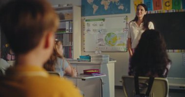 Modern Sınıfta Çevre Bilimi Dersinde Genç Öğrenci 'yi Kurula Çağıran Bayan Öğretmen. Zeki ilkokul çocuğu sınıfın önünde ekoloji bilgisi sergiliyor. STEM Eğitimi.