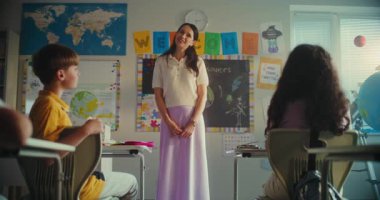 Modern Sınıfta Genç Öğrenci Ekoloji Dersinde Bayan Öğretmen Sunar. İlkokul kızı, Yenilenebilir Enerji Kaynakları Bilgisi 'ni sınıfın önünde gösteriyor. BTMM Eğitim. Yavaş Hareket