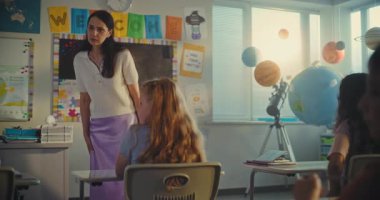 BTMM: Modern Sınıfta İlköğretim Öğrencilerine Coğrafya Eğitimi Yapan Güzel Bayan Öğretmen, Öğrencilerin Cevaplarını Dinliyor. Akıllı Çeşitli Çocuklar Masa başında oturuyor, Fen Eğitimi.