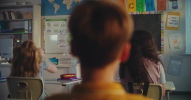 Modern Sınıfta Çevre Bilimi Dersinde Genç Öğrenciyi Kurula Çağıran Bayan Öğretmen. Zeki İlkokul Kızı Sınıfın Önünde Ekoloji Bilgisi Gösteriyor. STEM Eğitimi.