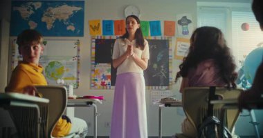 BTMM Yenilenebilir Enerji Sınıfı: İlkokul öğrencisini sunan Bayan Öğretmen. Zeki Kız Çeşitli Çocuklarla dolu Sınıfın Önünde Ekoloji Sunumu, Sınıf Arkadaşları. Yavaş Hareket.