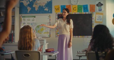 Modern Sınıfta Çevre Bilimi Dersinde Genç Öğrenciyi Kurula Çağıran Bayan Öğretmen. İlkokul çocuğu sınıfın önünde ekoloji bilgisi sergiliyor. STEM Eğitimi.