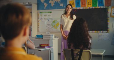 Modern Sınıfta Çevre Bilimi Dersinde Genç Öğrenciyi Kurula Çağıran Bayan Öğretmen. Zeki İlkokul Kızı Sınıfın Önünde Ekoloji Bilgisi Gösteriyor. STEM Eğitimi.