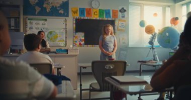 İlkokul öğrencisi Ekoloji Bilgisi 'ni Sınıf Arkadaşları ve Bayan Öğretmen' in önünde gösteriyor. Modern Sınıfta Çevre Bilimi Dersinde Masalarda Oturan Zeki Çocuklar. STEM Eğitimi.