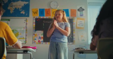 Modern Sınıfın Önünde Ekoloji Bilgisi Gösteren Akıllı İlkokul Kızı ve Öğretmen. Çevre Bilimi dersi sırasında çocuklar sunumdan sonra el çırpıyor. Doli Vuruşu.