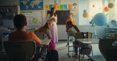 STEM Yenilenebilir Enerji Sınıfı: İlköğretim Okulu Öğrencisi Sınıf Arkadaşları ve Kadın Öğretmenler Odası Önündeki Enerji Kaynakları Hakkında Konuşuyor. Çeşitli Çocuklar Ekoloji ve Bilim Çalışıyor.