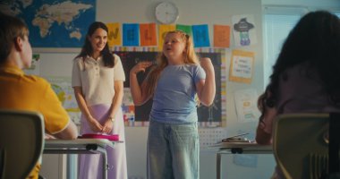 Modern Sınıfın Önünde Ekoloji Bilgisi Gösteren Akıllı İlkokul Kızı ve Öğretmen. Çevre Bilimi dersi sırasında çocuklar sunumdan sonra el çırpıyor. Doli Vuruşu.