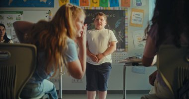 İlkokul çocuğu Ekoloji Bilgisi 'ni Sınıf ve Öğretmen' in önünde gösteriyor. Ön planda, Çevre Bilimi Dersinde İki Kız Fısıldıyor. BTMM Eğitim. Yavaş Hareket.