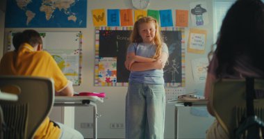 STEM Yenilenebilir Enerji Sınıfı: İlkokul öğrencisi kız sınıf arkadaşları ve öğretmen önünde ekoloji ödevini sunuyor. Sınıfta Çeşitli Çocuklar Bilim Dersinde Oturuyor. Yavaş Hareket.