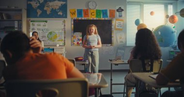 İlkokul öğrencisi Ekoloji Bilgisi 'ni Sınıf Arkadaşları ve Bayan Öğretmen' in önünde gösteriyor. Modern Sınıfta Çevre Bilimi Dersinde Masalarda Oturan Zeki Çocuklar. STEM Eğitimi.