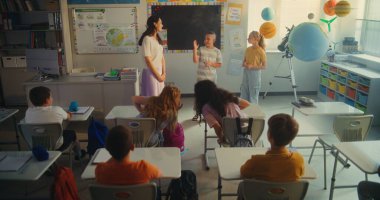 STEM Yenilenebilir Enerji Sınıfı: İlkokul öğrencileri Sınıf Arkadaşları ve Kadın Öğretmenler Odası Önündeki Enerji Kaynakları hakkında konuşuyor. Çeşitli Çocuklar Ekoloji ve Bilim Çalışıyor.