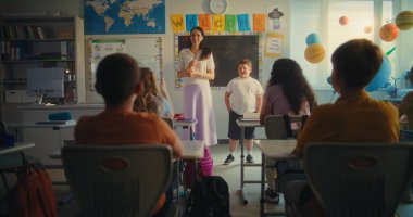 Çevre Bilimi Dersi: Akıllı çocuk sınıfın önündeki yenilenebilir enerji kaynakları ödevini sunuyor. İlkokul öğrencilerine ekoloji eğitimi veren kadın öğretmen. BTMM Eğitim. Yavaş Hareket.