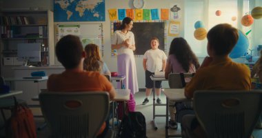 STEM Yenilenebilir Enerji Sınıfı: İlköğretim Okulu Öğrencisi Sınıf Arkadaşları ve Öğretmenlerle dolu Sınıfın Önündeki Enerji Kaynakları Hakkında Konuşuyor. Çeşitli Çocuklar Ekoloji ve Bilim okuyor. Yavaş Hareket