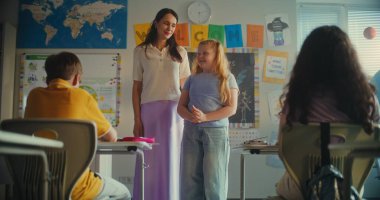 Modern Sınıfta Genç Öğrenci Ekoloji Dersinde Bayan Öğretmen Sunar. İlkokul kızı, Yenilenebilir Enerji Kaynakları Bilgisi 'ni sınıfın önünde gösteriyor. BTMM Eğitim. Yavaş Hareket