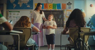 İlkokul çocuğu, Modern Sınıfta Çocuklarla dolu sınıfın önünde Ekoloji Bilgisi Gösteriyor. Sunum sırasında Genç Öğrenciyi Destekleyen Bayan Öğretmen. BTMM Eğitim. Yavaş Hareket.