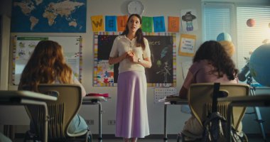 Modern Sınıfta İlkokul Çocuklarına Ekoloji dersi veren Bayan Öğretmenden Dolly Vuruşu. Yenilenebilir Enerji Öğrenen Çocuklar Grubu, Dersi Dinleyin. BTMM Eğitim. Yavaş Hareket.